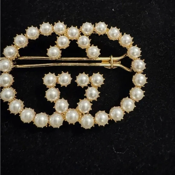 Gucci Gold and Pearl Hair Clip - Picture 2 of 4